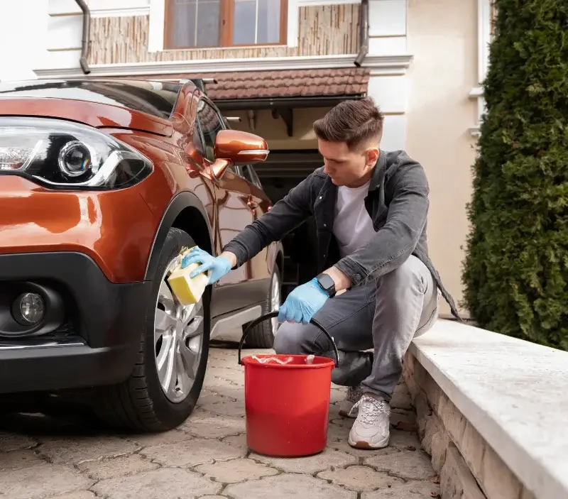 Lavage auto à domicile Châtelaudren-Plouagat : professionnel intervenant sur un véhicule